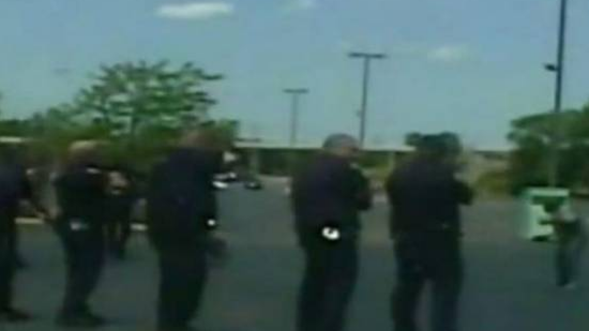 Βίντεο-σοκ: Αμερικανοί αστυνομικοί πυροβολούν 46 φορές άστεγο με ψυχολογικά προβλήματα!